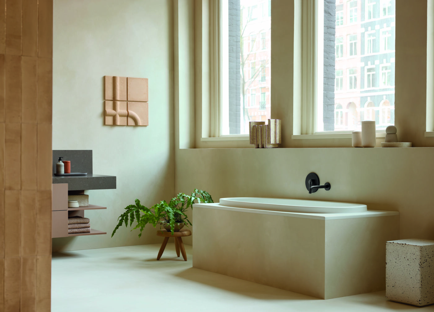 Duravit Balcoon Badewanne in Sandbeige mit schwarzer Wandarmatur, Pflanze und Waschtischkonsole