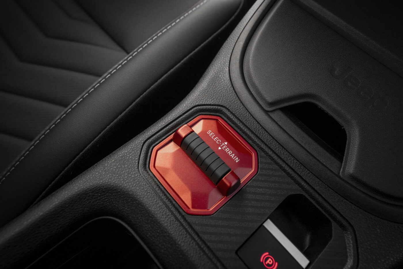 Roter SELEC-TERRAIN-Drehregler im schwarzen Innenraum des Jeep Avenger 2026