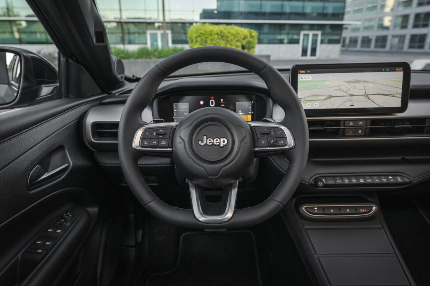 Cockpit des Jeep Avenger 2026 mit Lenkrad, Digitalinstrumenten und großem Infotainment-Touchscreen
