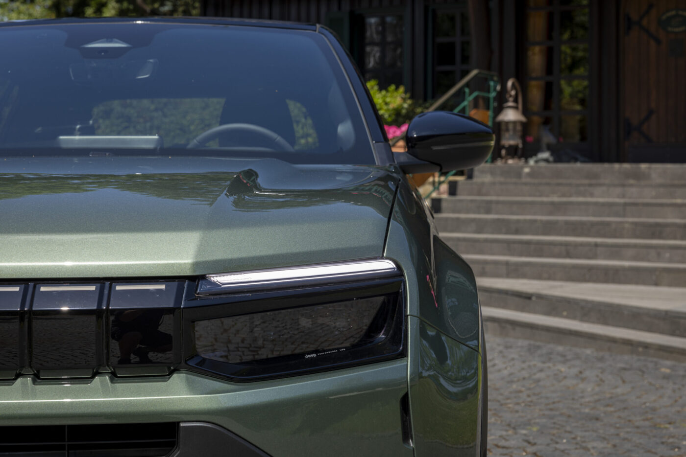 Jeep Avenger 2026 Frontpartie in Olivgrün mit LED-Matrix-Scheinwerfer und Sieben-Schlitz-Grill