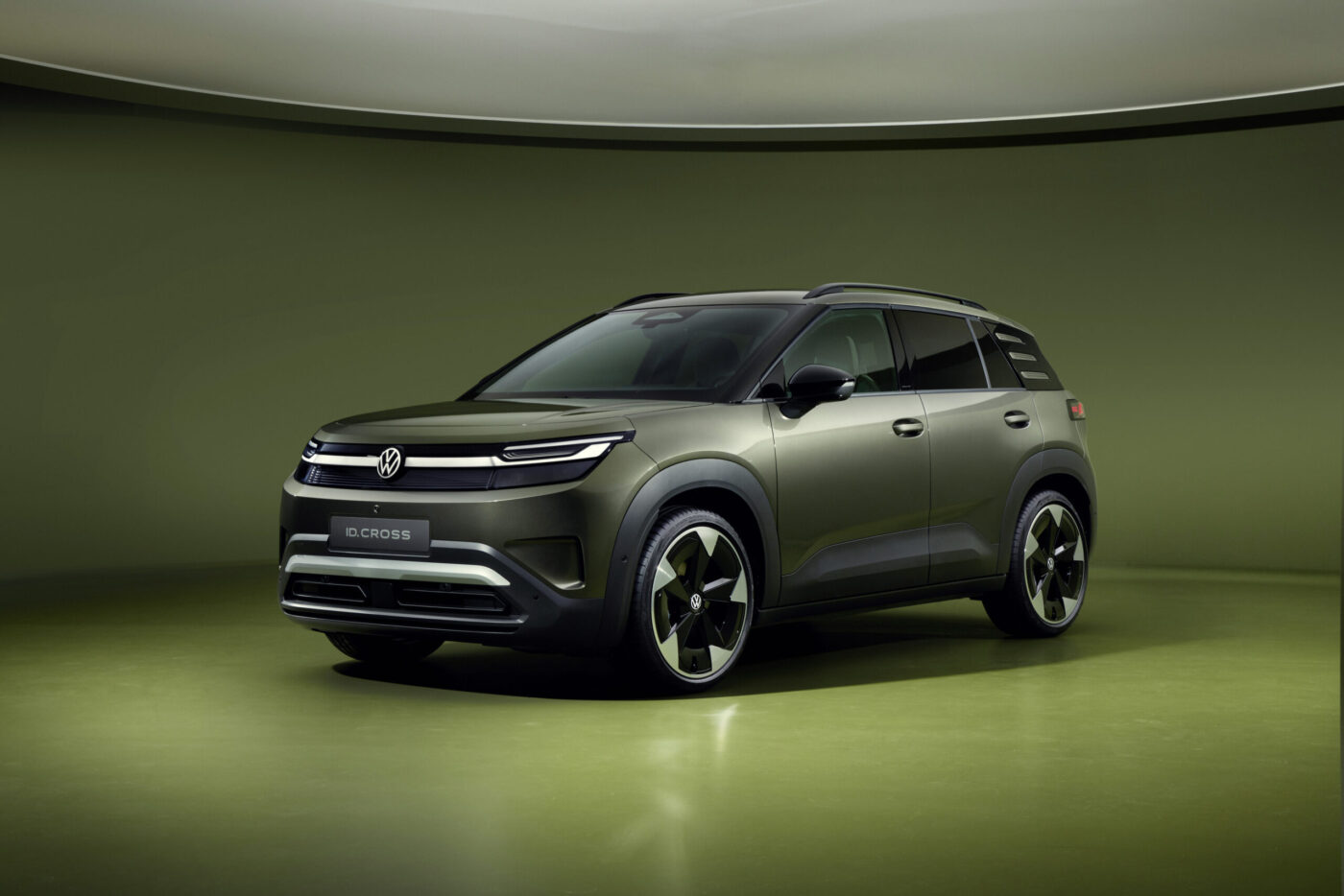 VW ID. Cross Elektro-SUV in Olivgrün, Dreiviertel-Frontansicht im Studio