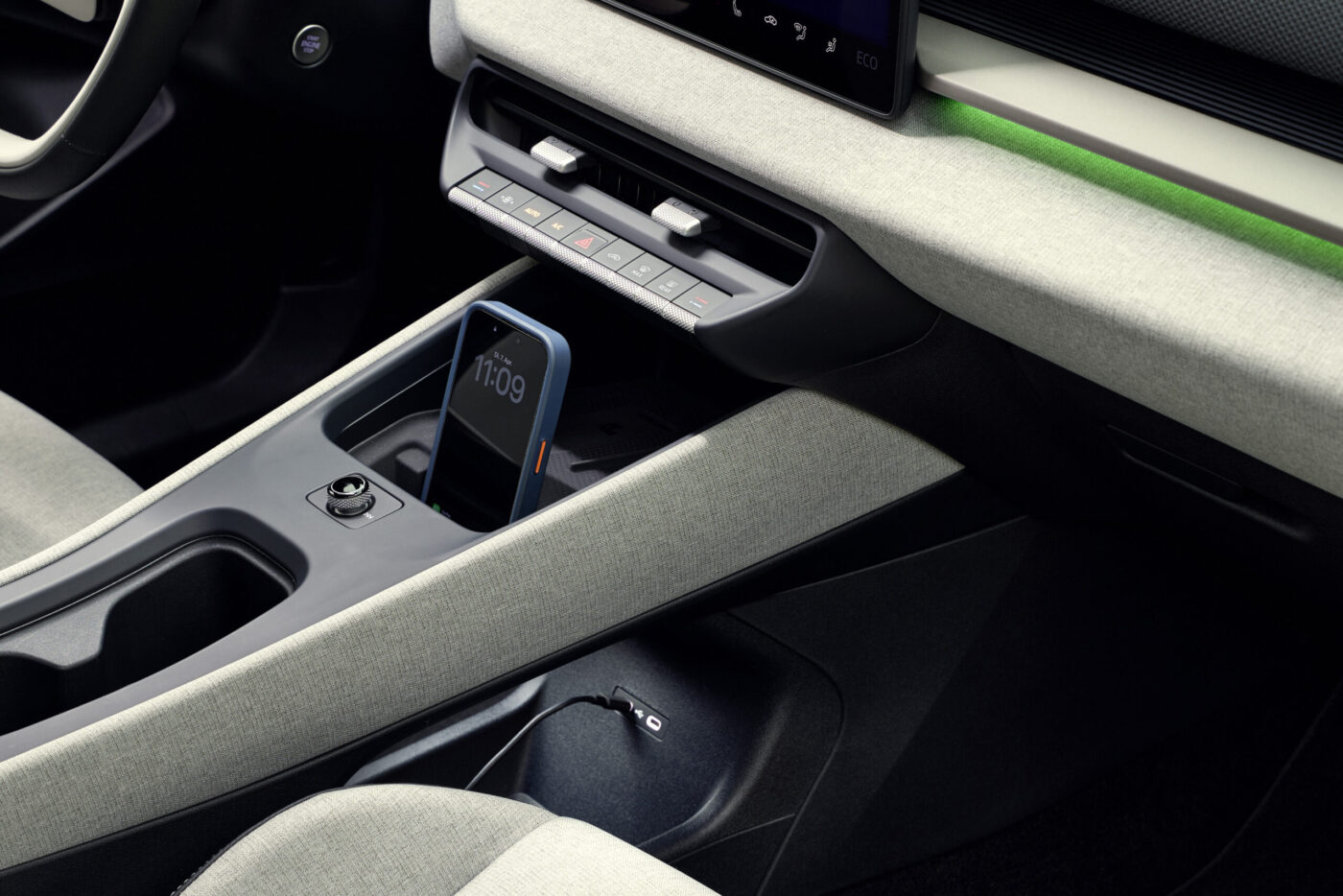 VW ID. Cross Mittelkonsole mit Smartphone auf Wireless-Charger, Klimabedienleiste und ECO-Display