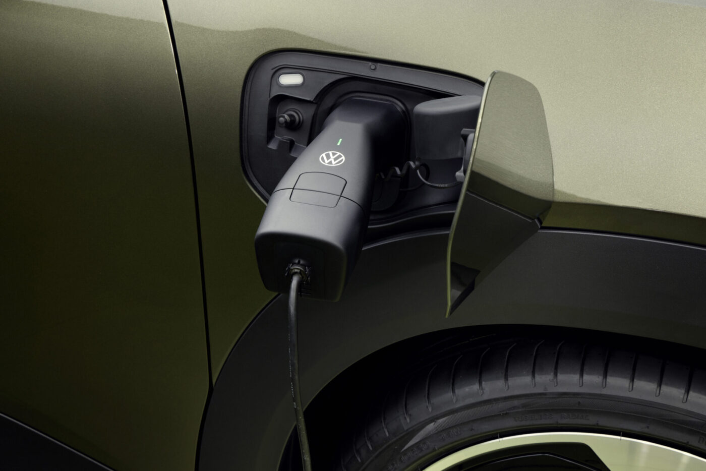 VW ID. Cross Ladeanschluss mit eingestecktem VW-Ladekabel, grüne Status-LED leuchtet