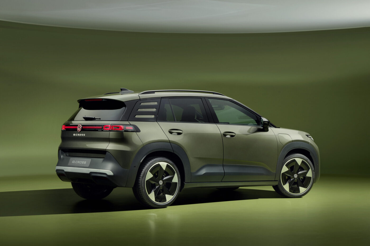 VW ID. Cross in Olivgrün, Heckansicht mit LED-Rückleuchten und ID.CROSS-Schriftzug