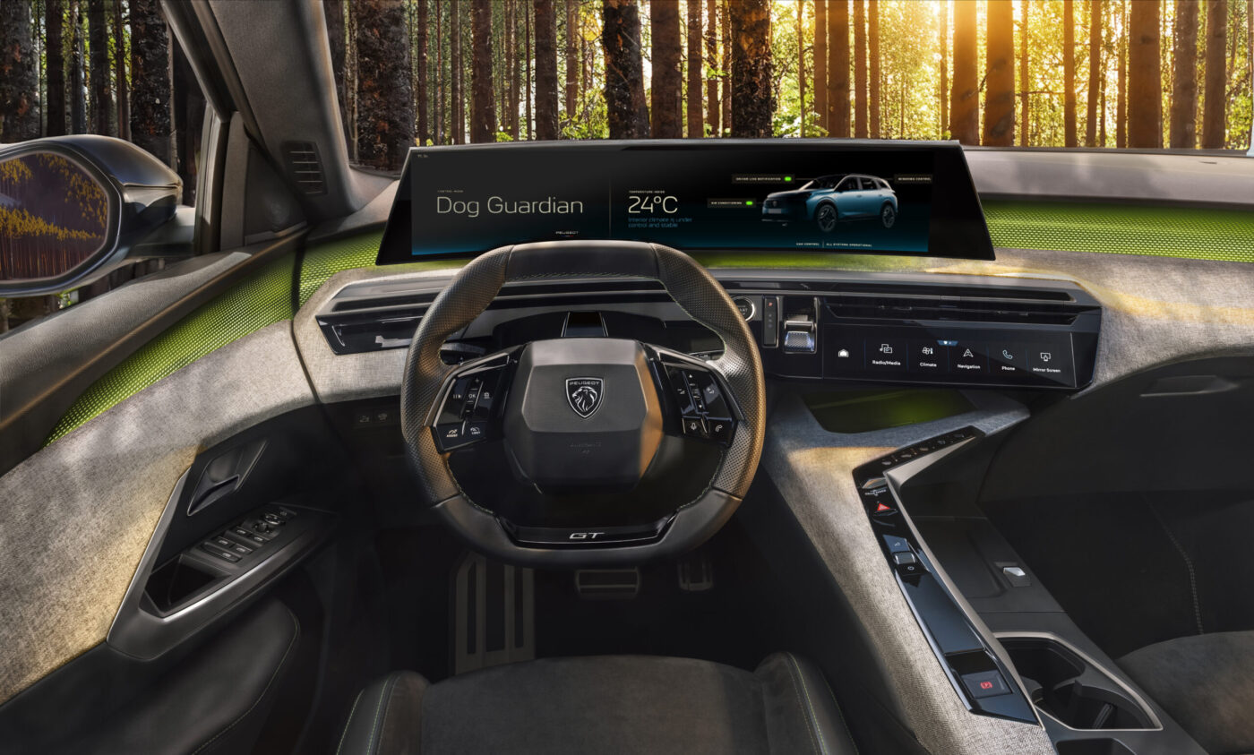 Cockpit des Peugeot E-5008 Dog Edition mit Dog-Guardian-Modus auf Panoramadisplay