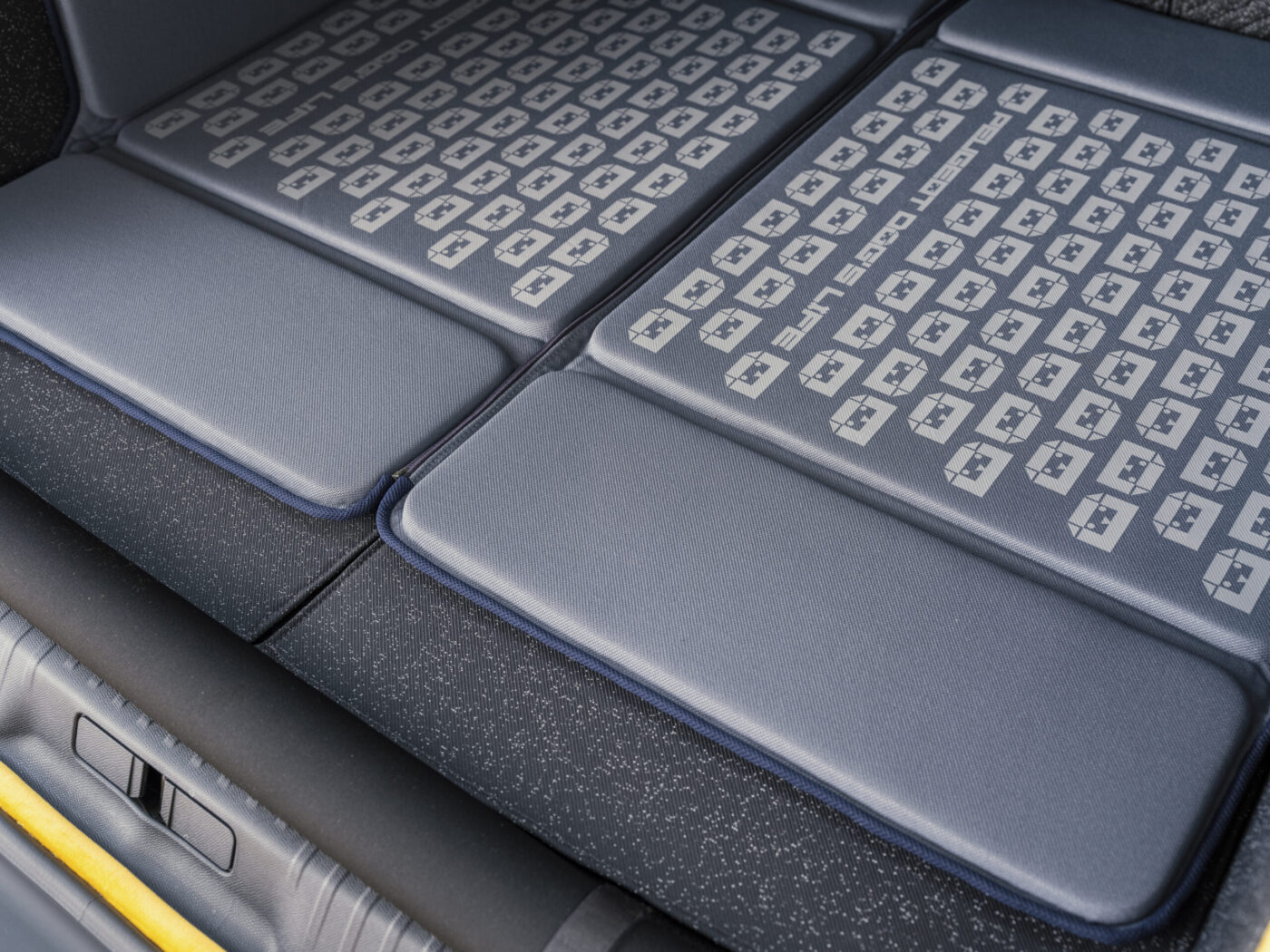 Blaugraue Rücksitzfläche im PEUGEOT E-5008 Dog Edition Concept mit gemustertem Hundelogo-Textil