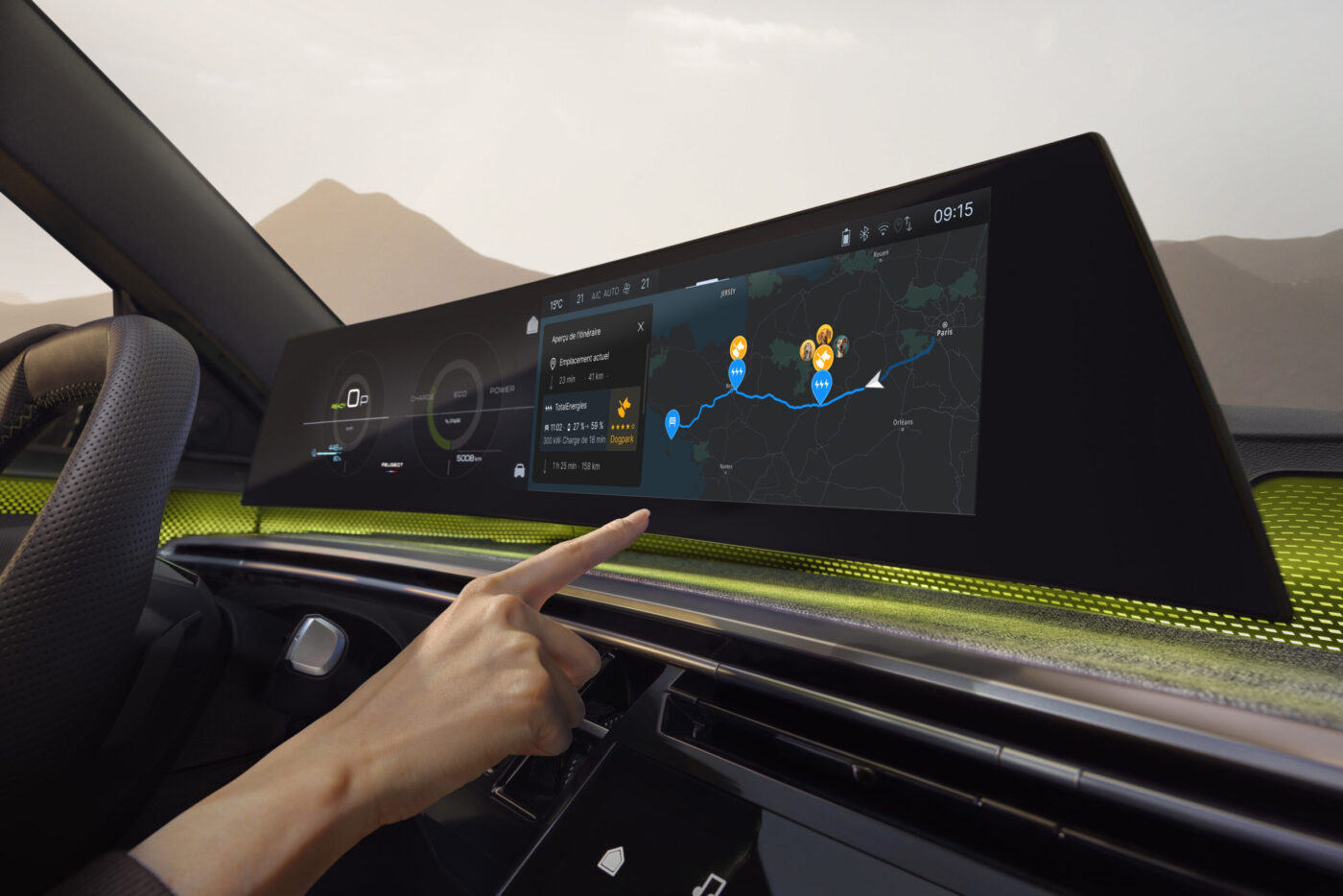 Hand bedient Panorama-Touchscreen im Peugeot E-5008 Dog Edition mit Navigationsroute und Dogpark-Ladestopp