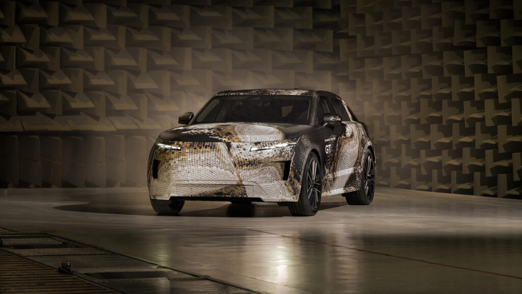 Range Rover GT Prototyp im Coupé-Design mit Camouflage-Folie in einem Akustik-Prüflabor