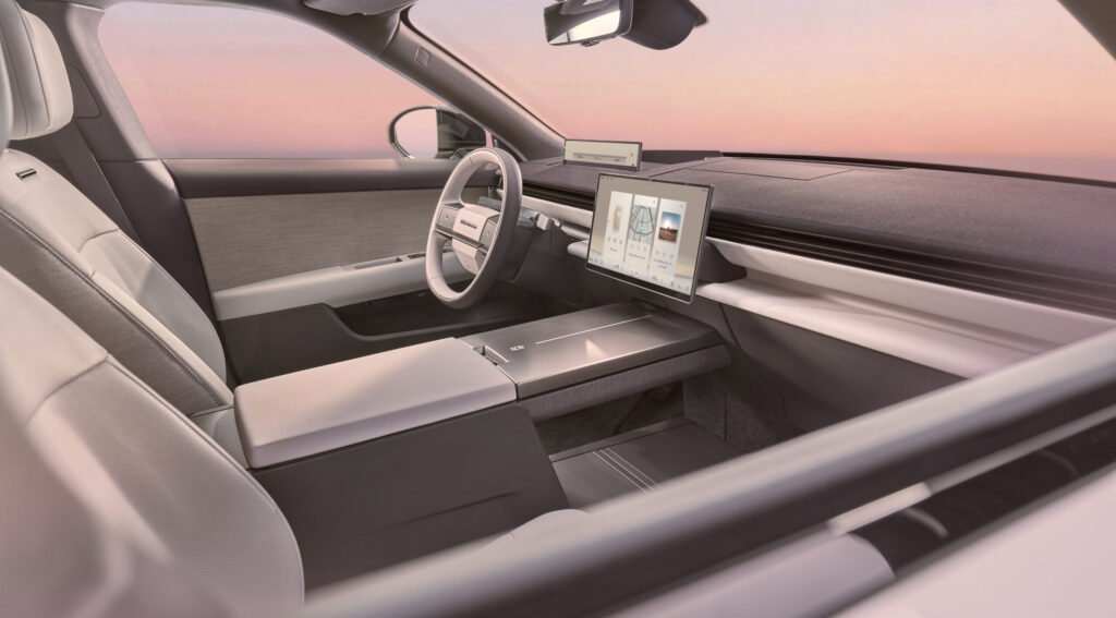 Range Rover GT Innenraum mit großem Touchscreen, flacher Mittelkonsole und minimalistischem Armaturenbrett