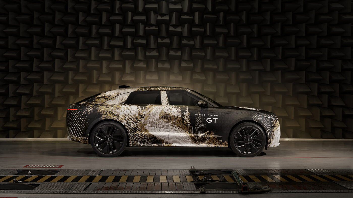 Range Rover GT Elektro-Prototyp mit Tarnfolierung im schalltoten Testraum, Seitenansicht