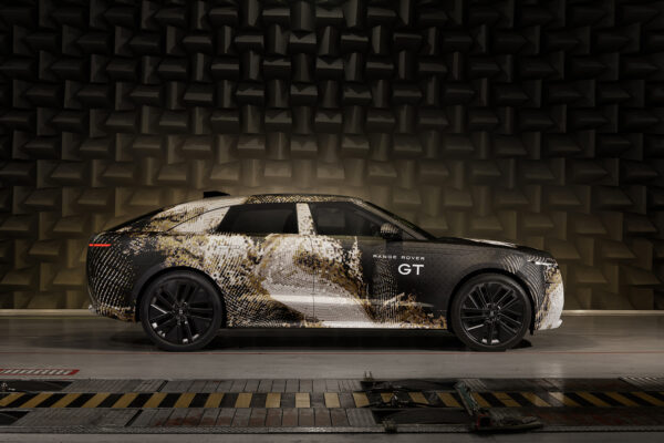 Range Rover GT Elektro-Prototyp mit Tarnfolierung im schalltoten Testraum, Seitenansicht