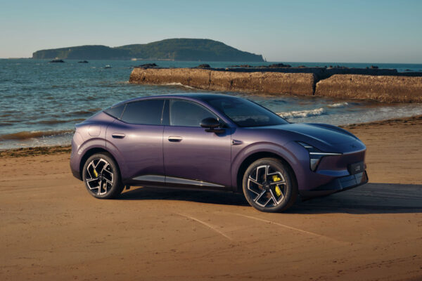 XPENG L03 SUV-Coupé in Violett-Metallic, Seitenansicht an einem Sandstrand
