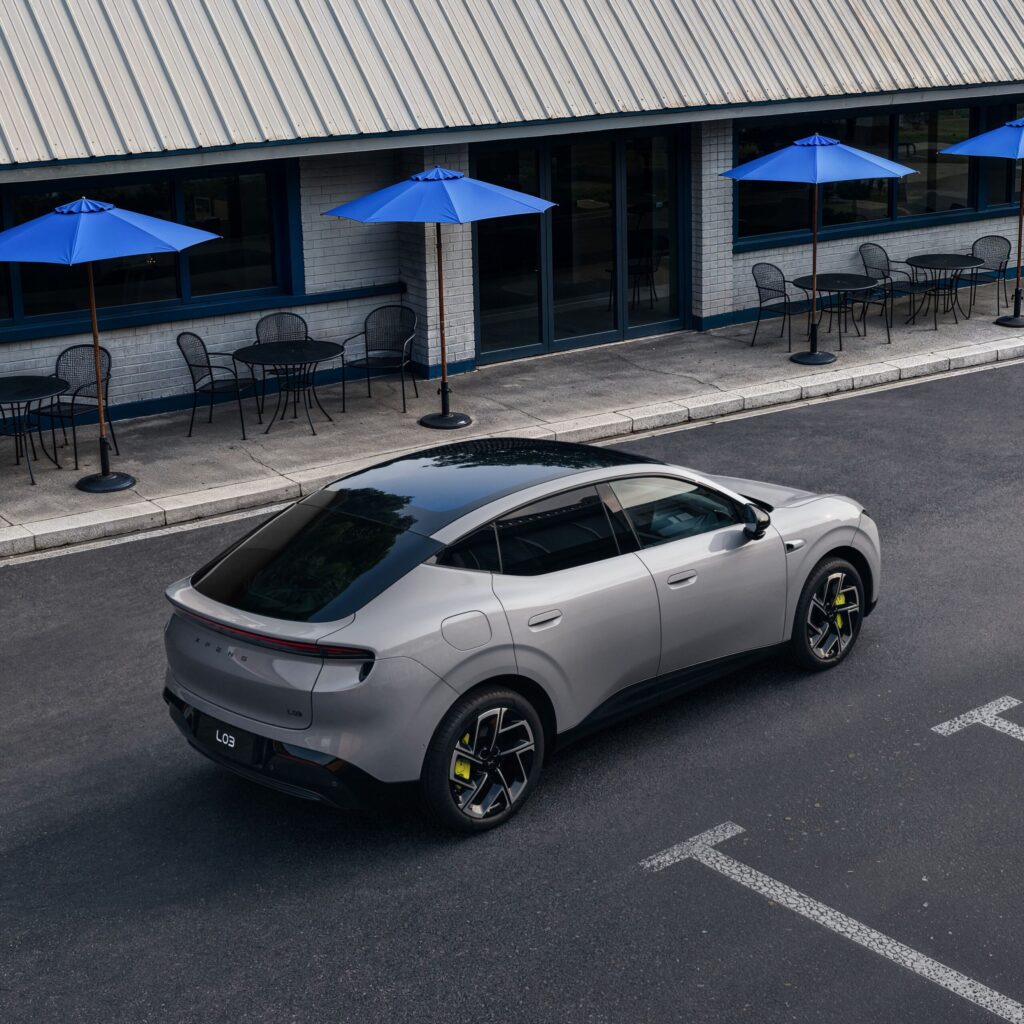 XPENG L03 SUV-Coupé in Silber von oben hinten, gelbe Bremssättel, vor Café-Terrasse