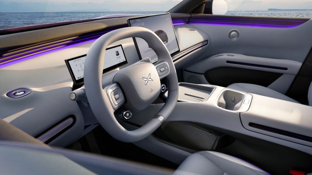 XPENG L03 Cockpit mit eckigem Lenkrad, zwei Displays und violetter Ambientebeleuchtung
