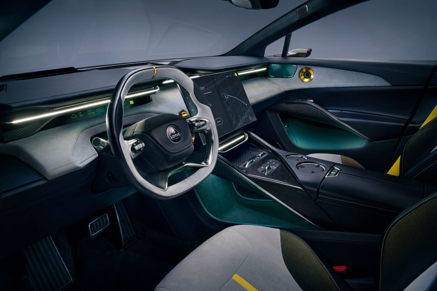 Lotus Eletre Cockpit mit Lenkrad, zentralem Touchscreen und teal-grüner Mittelkonsole