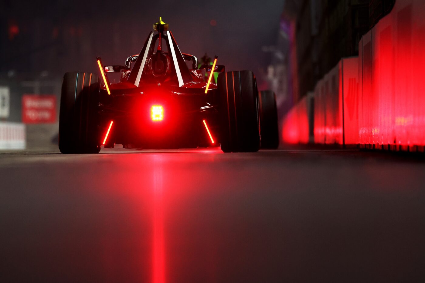 Formel-E-Auto von hinten mit leuchtenden Hecklichtern beim Hankook London E-Prix Round 16 bei Nacht