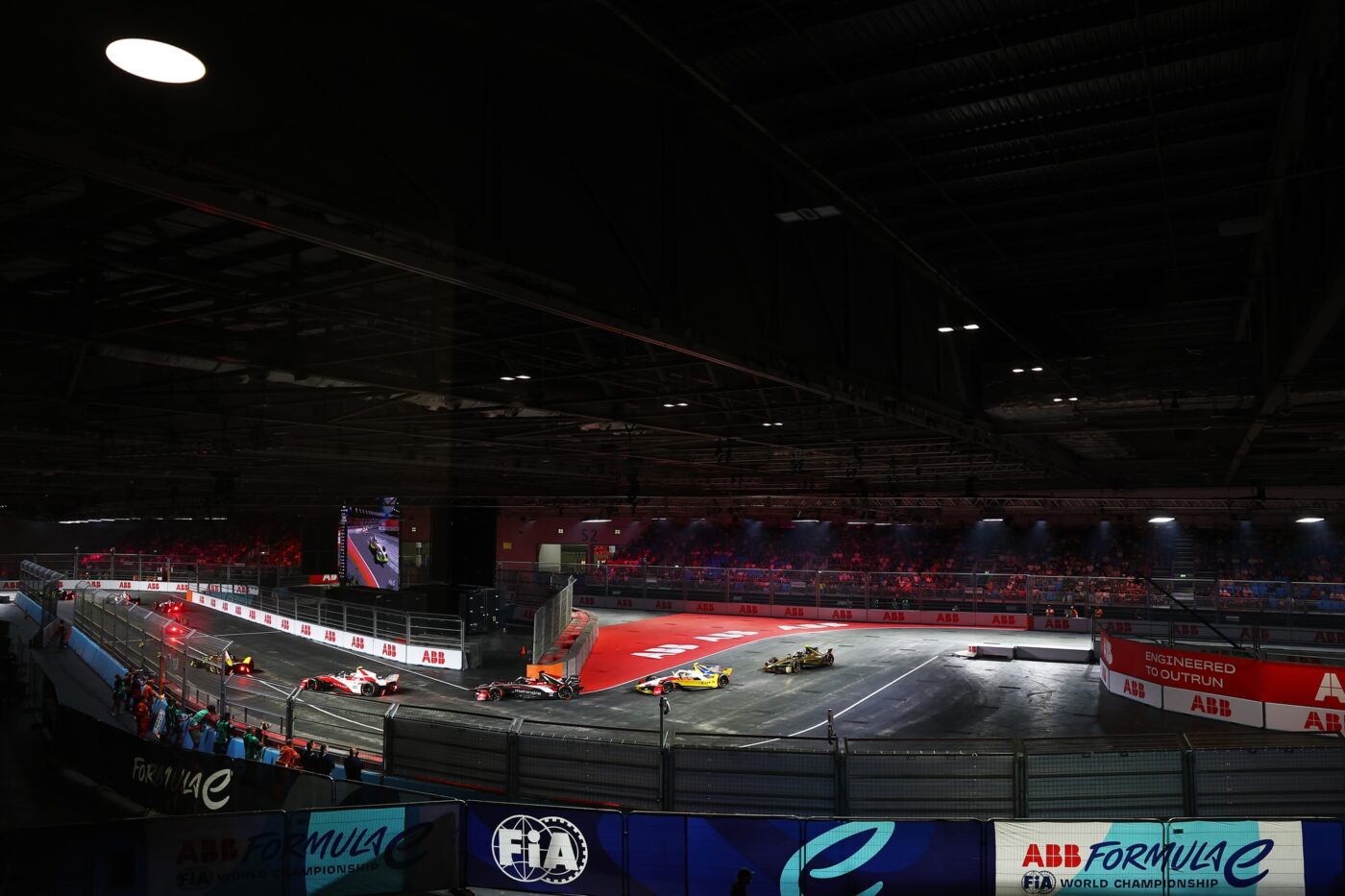 Formel-E-Boliden in der Kurve des London E-Prix, ABB FIA Formula E World Championship
