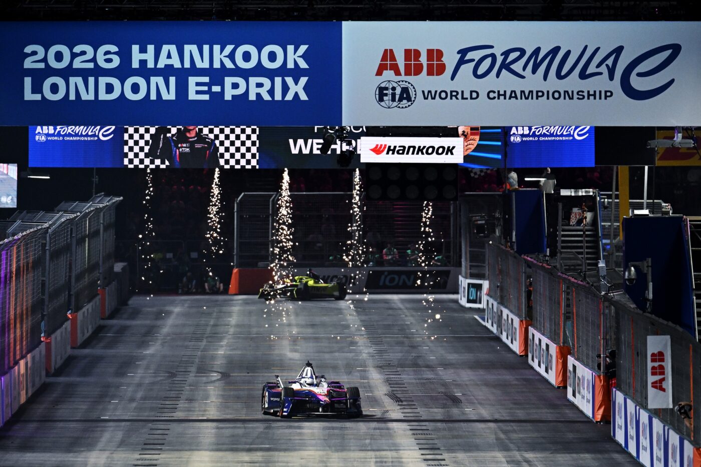 Wehrleins Porsche Formula E überquert Ziellinie beim 2026 Hankook London E-Prix unter Funkenregen