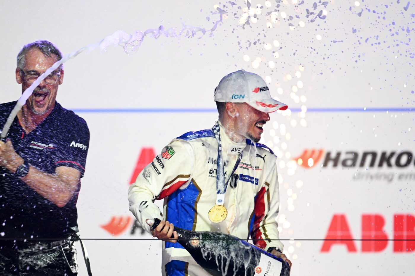 Pascal Wehrlein (Porsche) jubelt mit Goldmedaille und Champagner auf dem Siegerpodium des London E-Prix Round 16