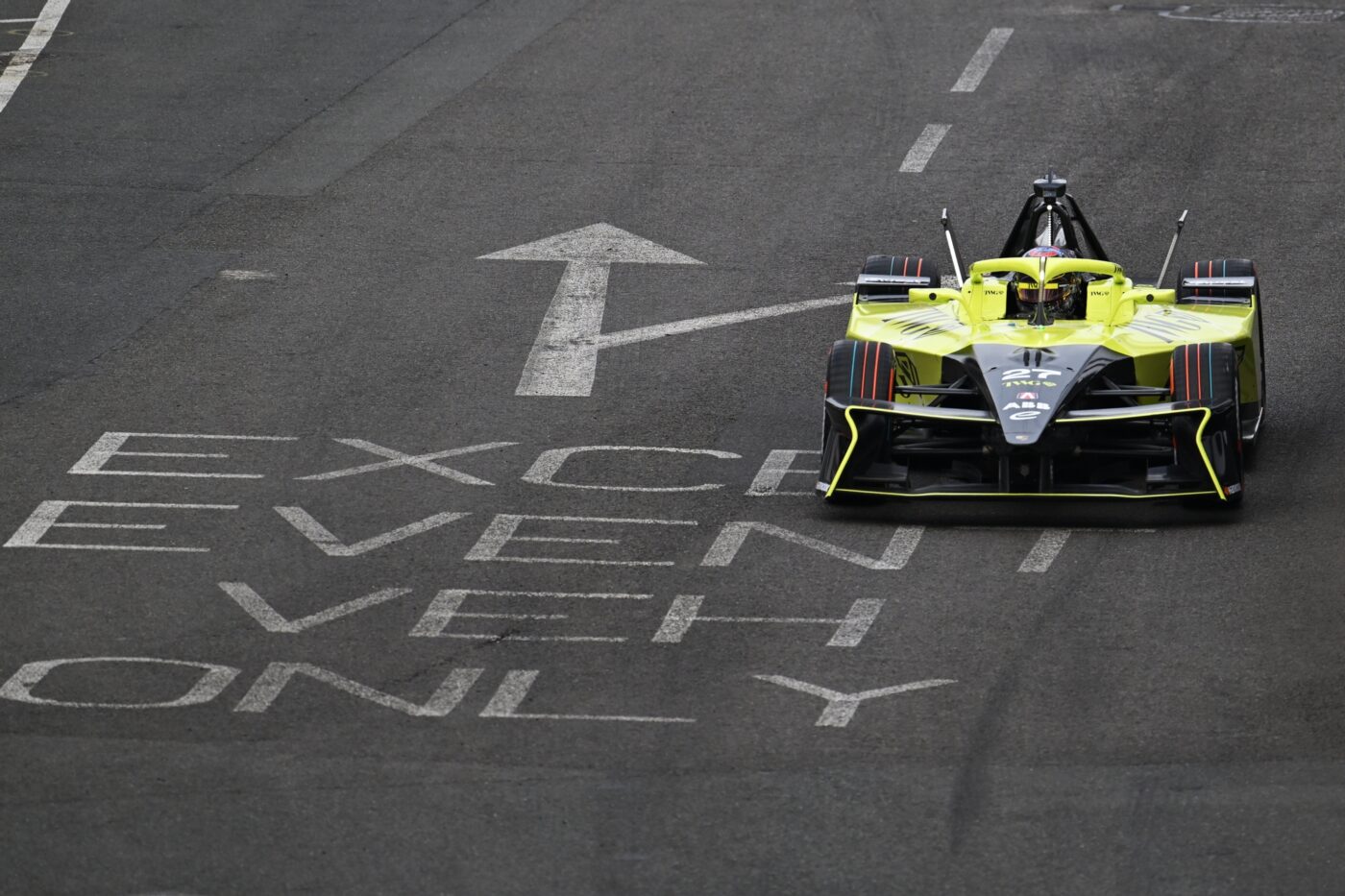 Formel-E-GEN3-Fahrzeug mit Startnummer 27 bei der Formel E in London auf einer Stadtstraße
