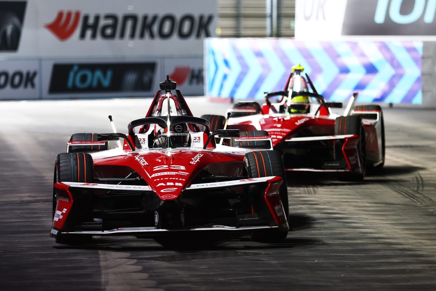 Zwei Nissan-Formel-E-Fahrzeuge (Nr. 23) auf dem Stadtkurs beim Formel-E-Saisonfinale