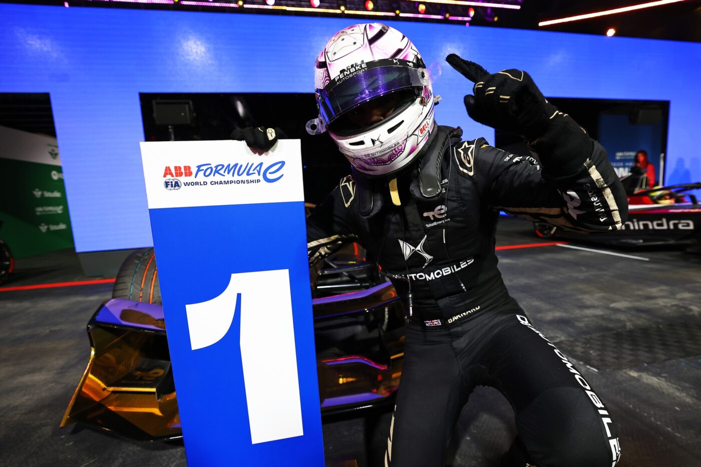 Taylor Barnard (DS Penske) feiert mit Platz-1-Schild seinen Formel-E-Sieg in London