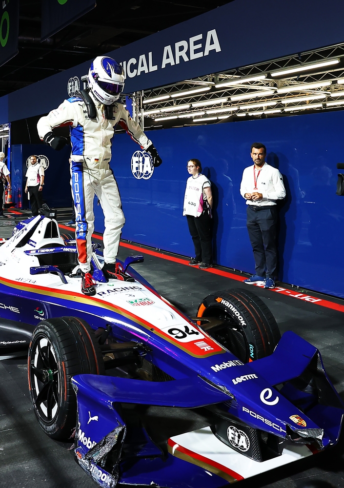 Pascal Wehrlein steigt nach dem Formel-E-Finale in London aus seinem Porsche #94