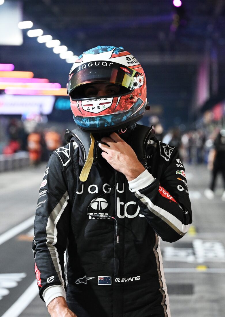 Mitch Evans im Jaguar TCS Racing Overall befestigt seinen Helm in der nächtlichen Formel-E-Boxengasse