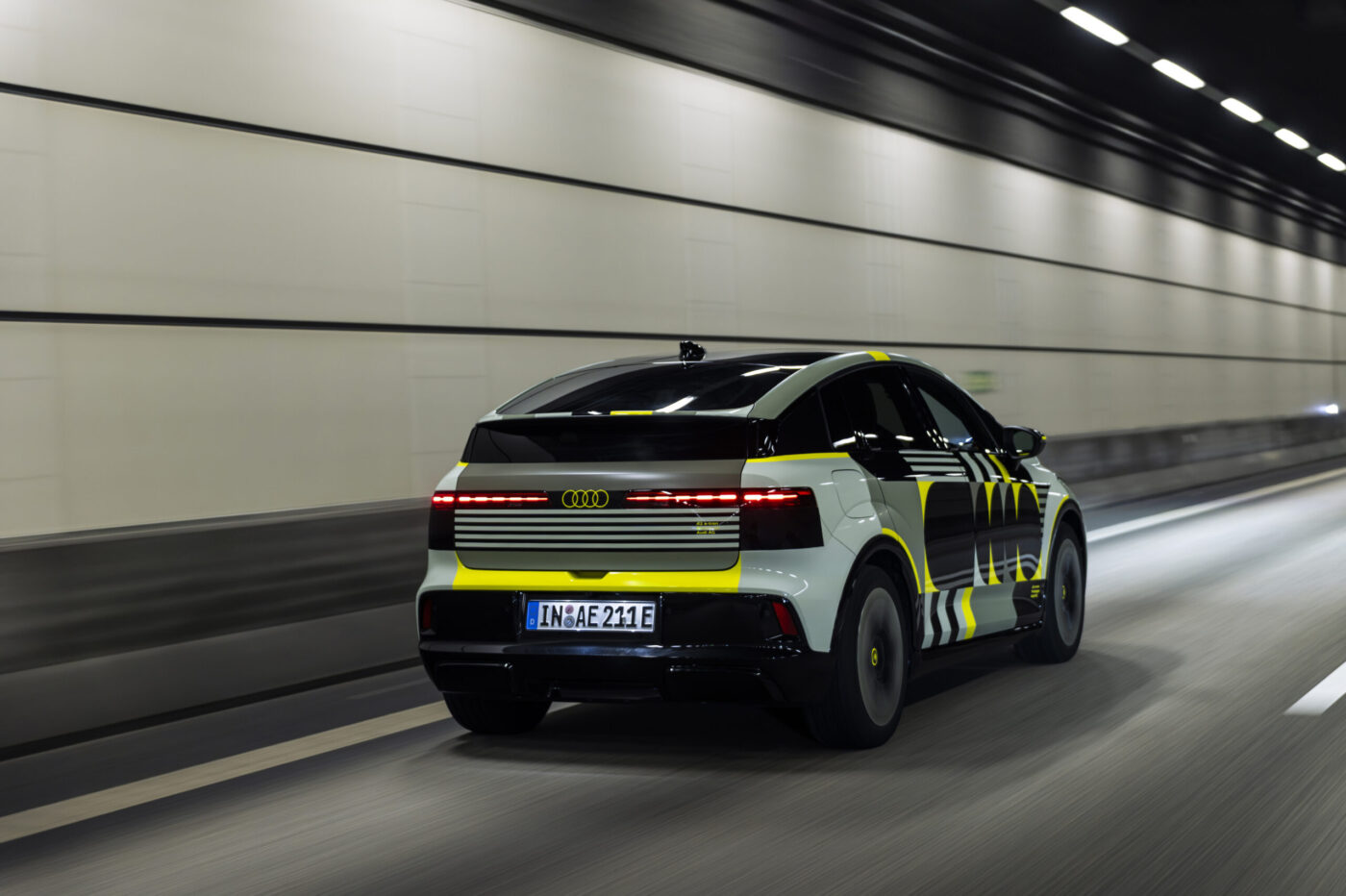 Audi A2 e-tron Prototyp mit Camouflage-Folie fährt durch einen Tunnel, Heckansicht