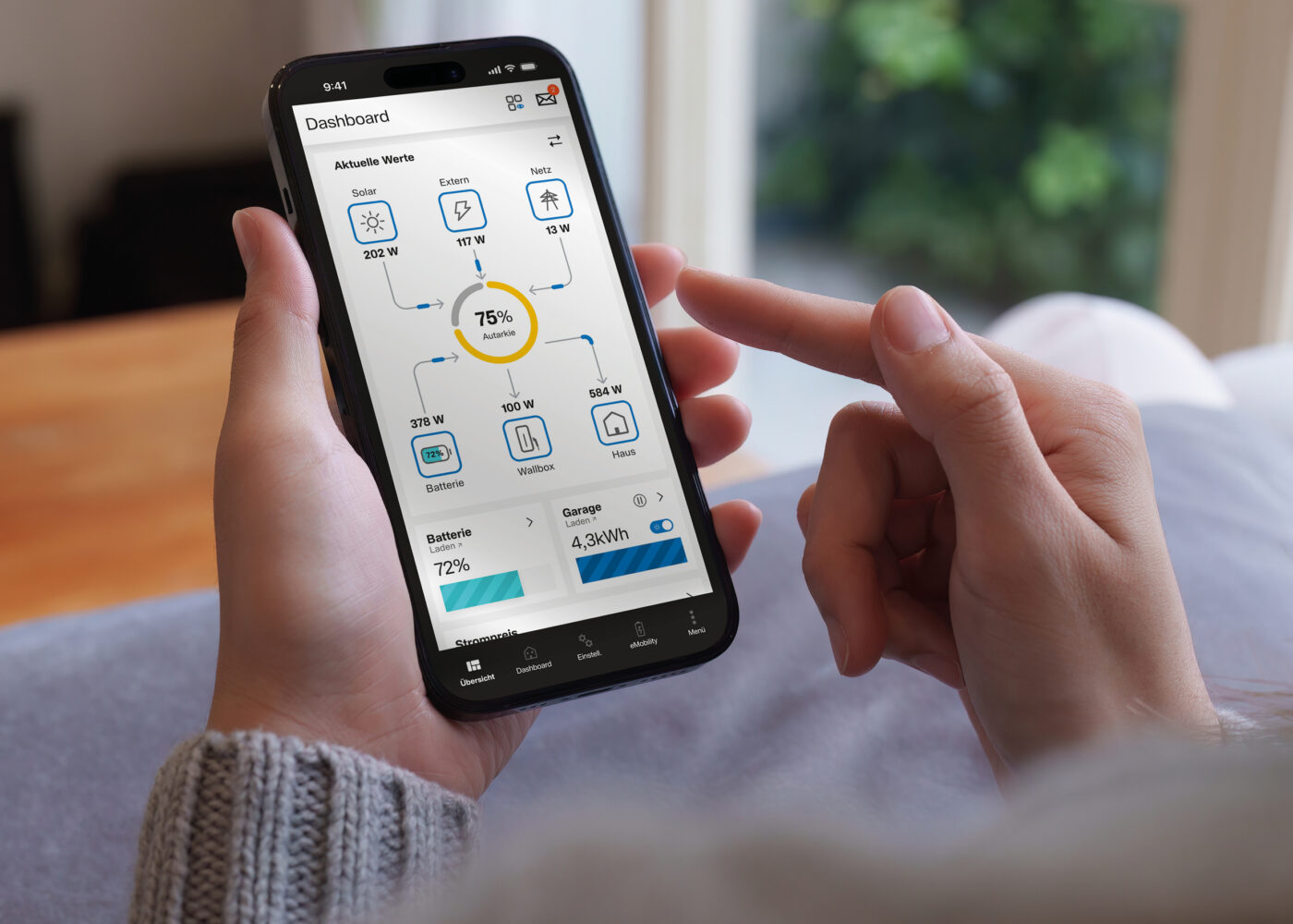 Hager flow App auf Smartphone: Dashboard zeigt 75 % Autarkie, Solarertrag, Batteriestand und Wallbox-Leistung