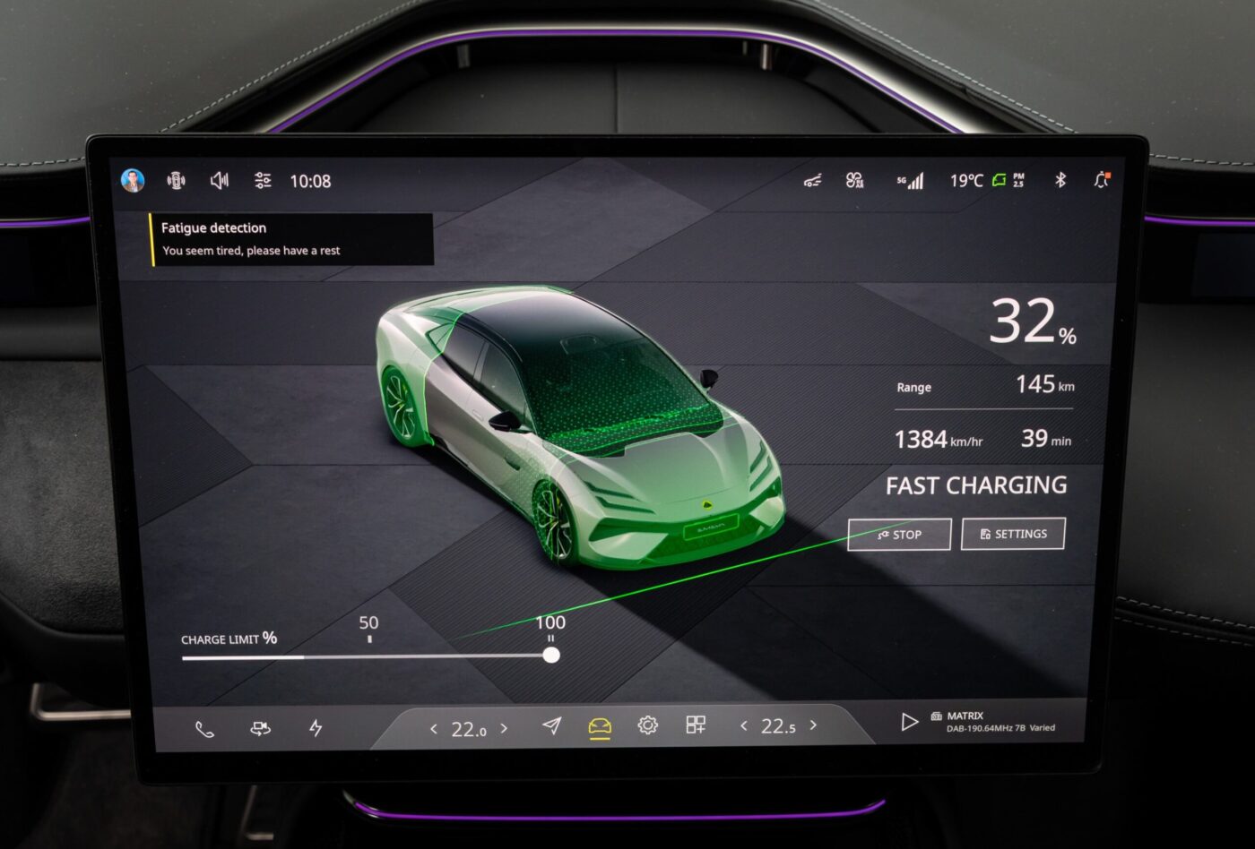 Lotus Eletre Infotainment-Display mit Fast-Charging-Status bei 32 % und aktiver Fatigue-Detection-Warnung