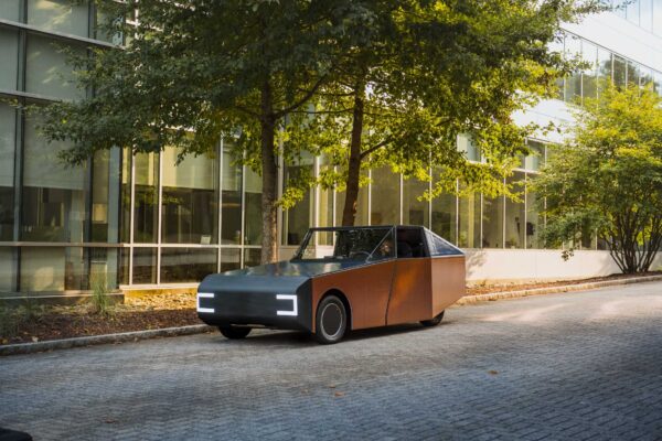 Clemson-BMW-Konzeptfahrzeug Luminetta auf gepflasterter Straße vor Glasgebäude