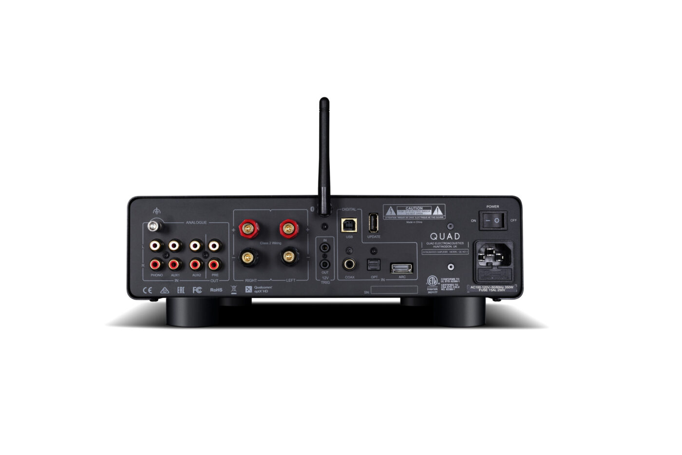 Rückseite des QUAD Vollverstärkers mit Bluetooth-Antenne, Lautsprecherklemmen, Cinch-, USB-, Coax- und Optical-Anschlüssen