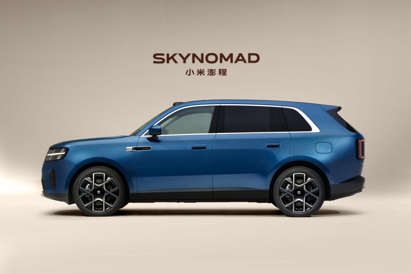 Xiaomi SkyNomad SUV in Metallicblau, Seitenansicht im Studio, schwarzes Dach, große Leichtmetallfelgen