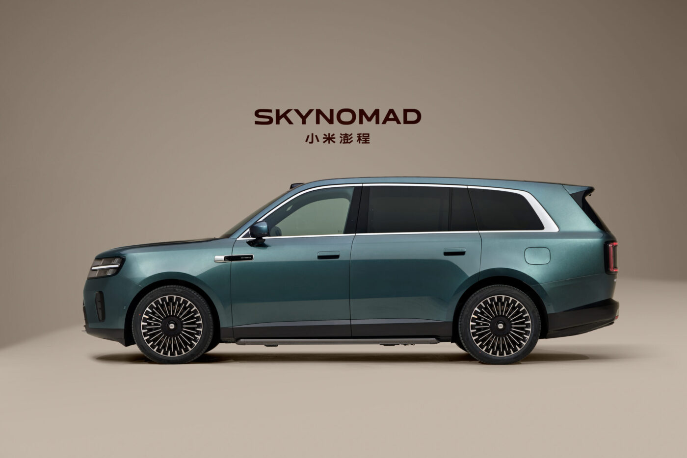 Xiaomi SkyNomad SUV in Seitenansicht, petrolgrün-metallic mit schwarzen Speichenfelgen
