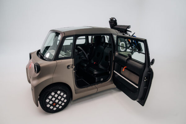 Citroën ami[for]all mit geöffneten Türen und auf dem Dach montiertem Rollstuhl, Seitenansicht