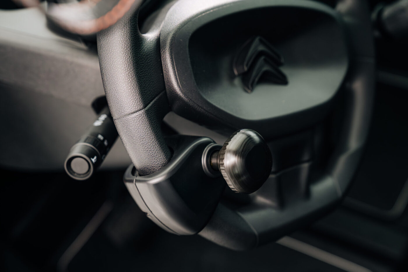 Handbedienungsknauf am Lenkrad des Citroën ami[for]all für Rollstuhlfahrer
