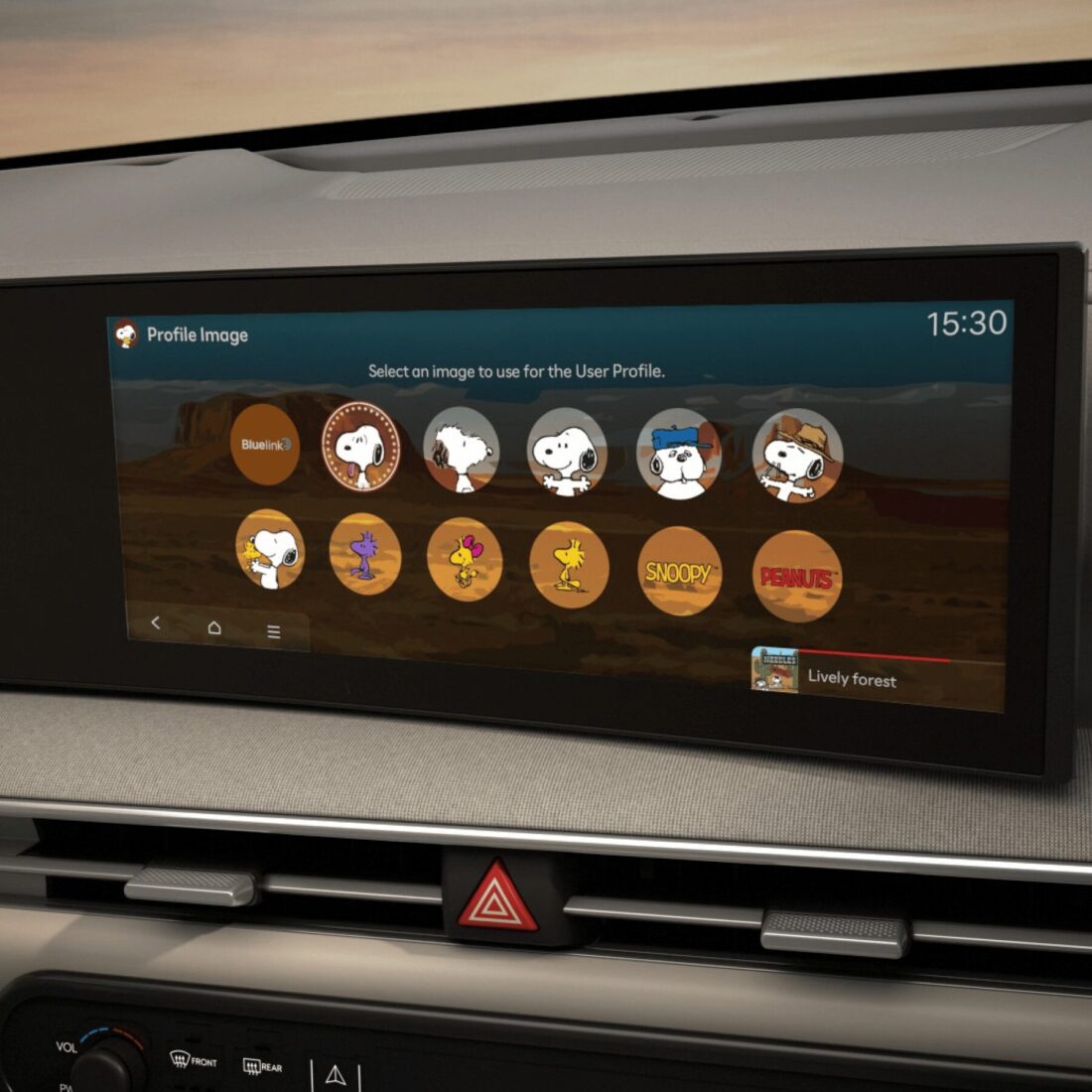 Hyundai ccNC-Infotainmentdisplay mit Peanuts-Theme: Snoopy- und Woodstock-Profilbilder zur Auswahl