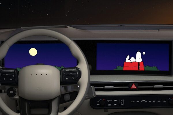 Hyundai-Cockpit mit Peanuts-Theme: Snoopy schläft auf rotem Häuschen im Nachtmodus auf dem ccNC-Display