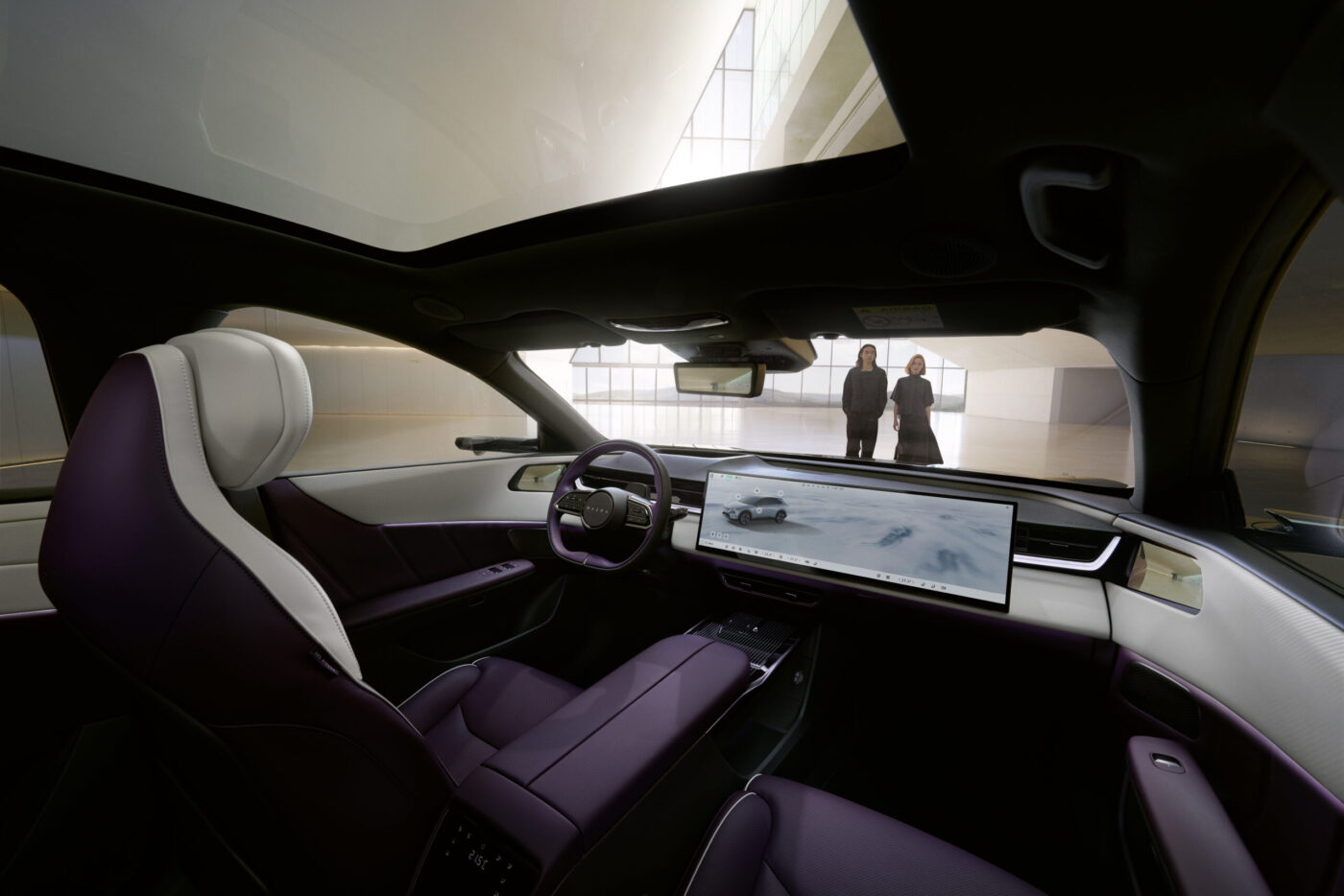 Mazda CX-6e Cockpit mit breitem Touchscreen, lila-weißen Ledersitzen und rundem Lenkrad