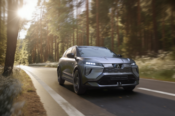 Mitsubishi Eclipse Cross Elektro-SUV in Grau auf Waldstraße, Frontansicht