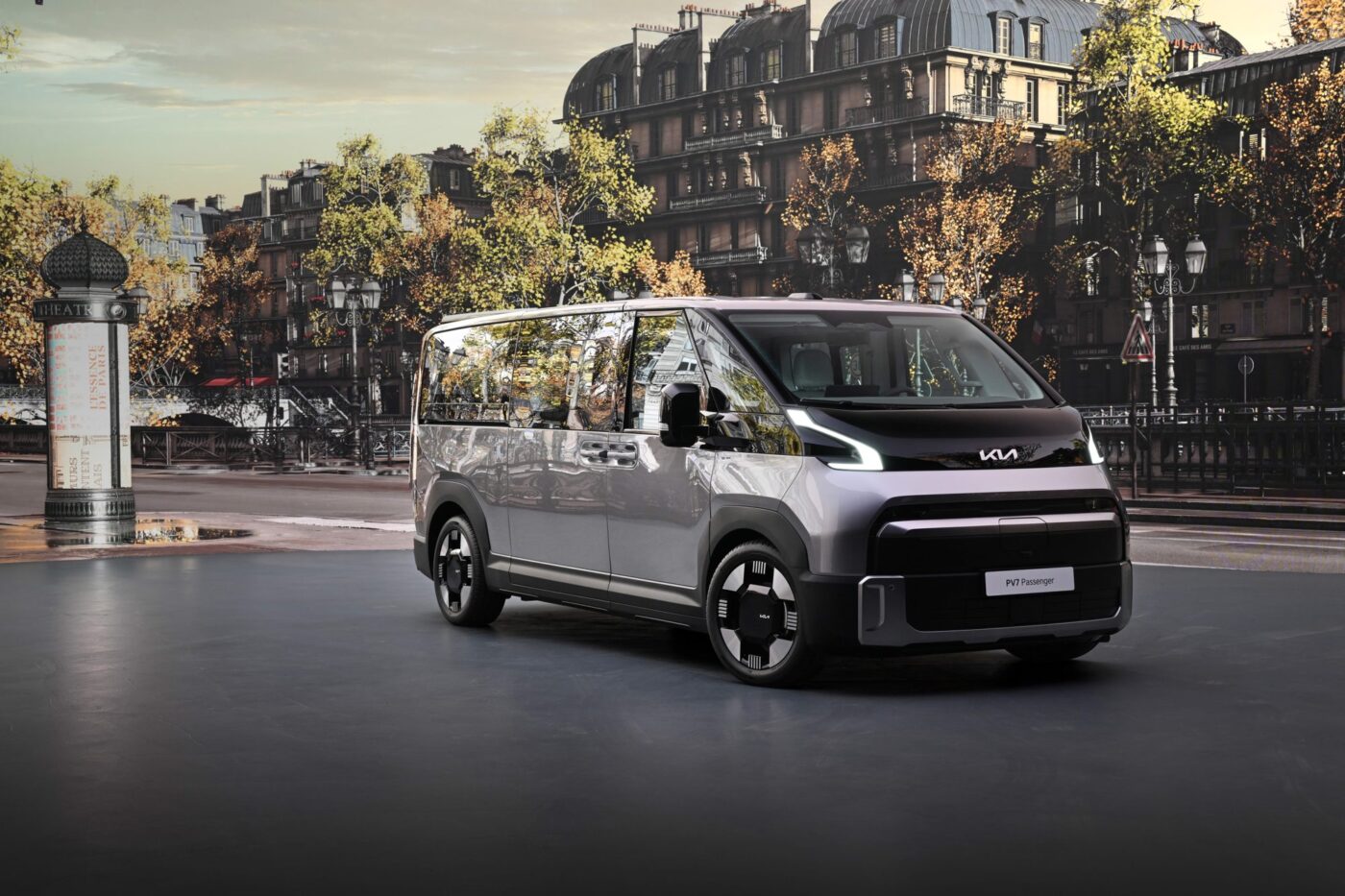 Kia PV7 Passenger in Silber-Schwarz von vorne-seitlich vor Pariser Stadtkulisse
