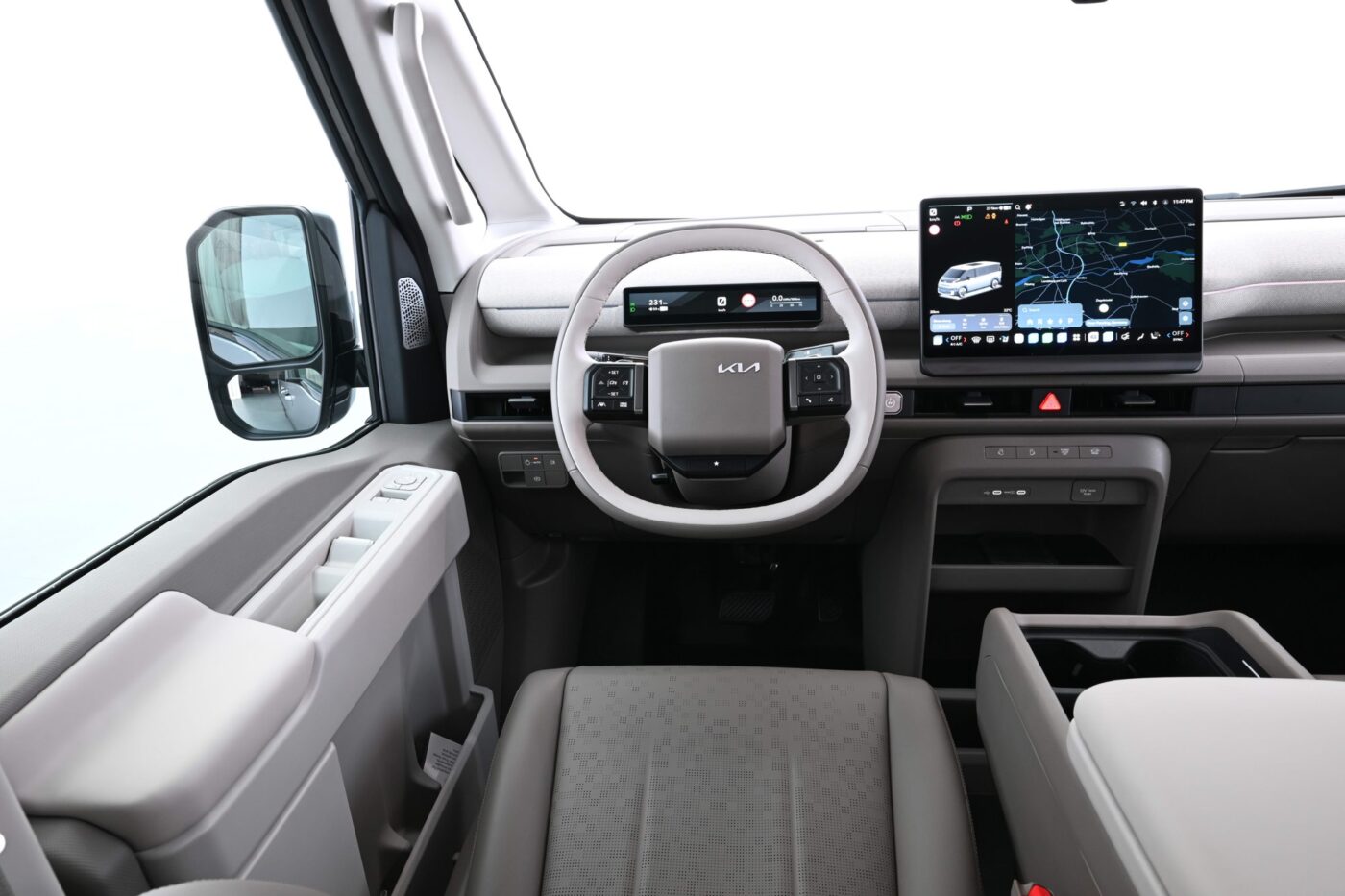 Kia PV7 Cockpit mit rundem Lenkrad, digitalem Kombiinstrument und großem Infotainment-Touchscreen