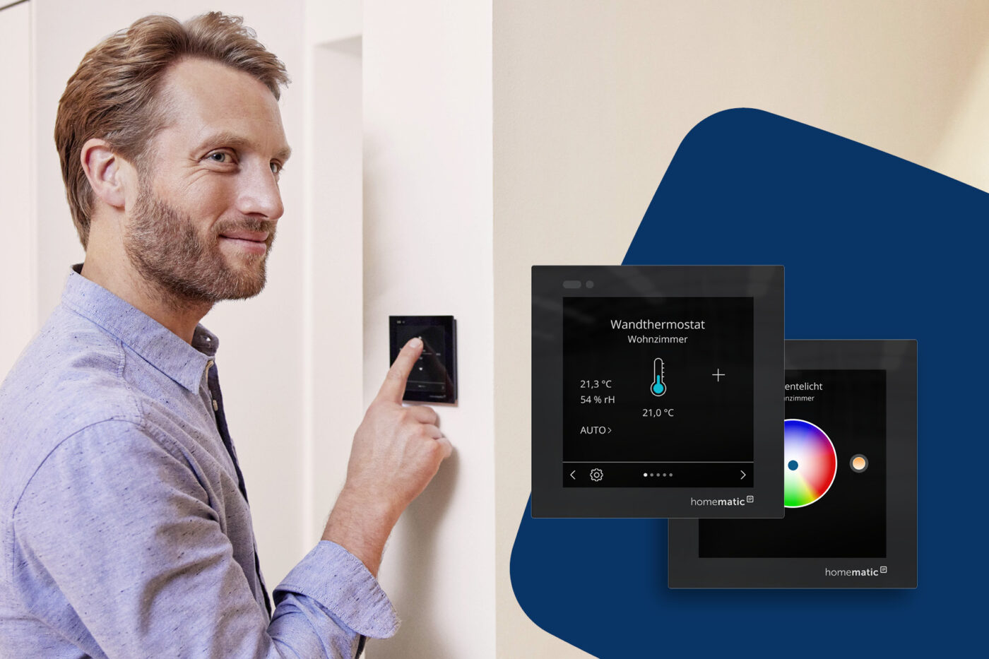 Mann bedient Homematic IP Glasdisplay als Wandthermostat im Wohnzimmer