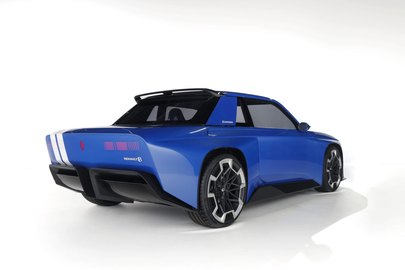 Renault 8 Gordini Concept in Blau, Heck-Dreiviertelansicht mit weißen Doppelstreifen im Studio