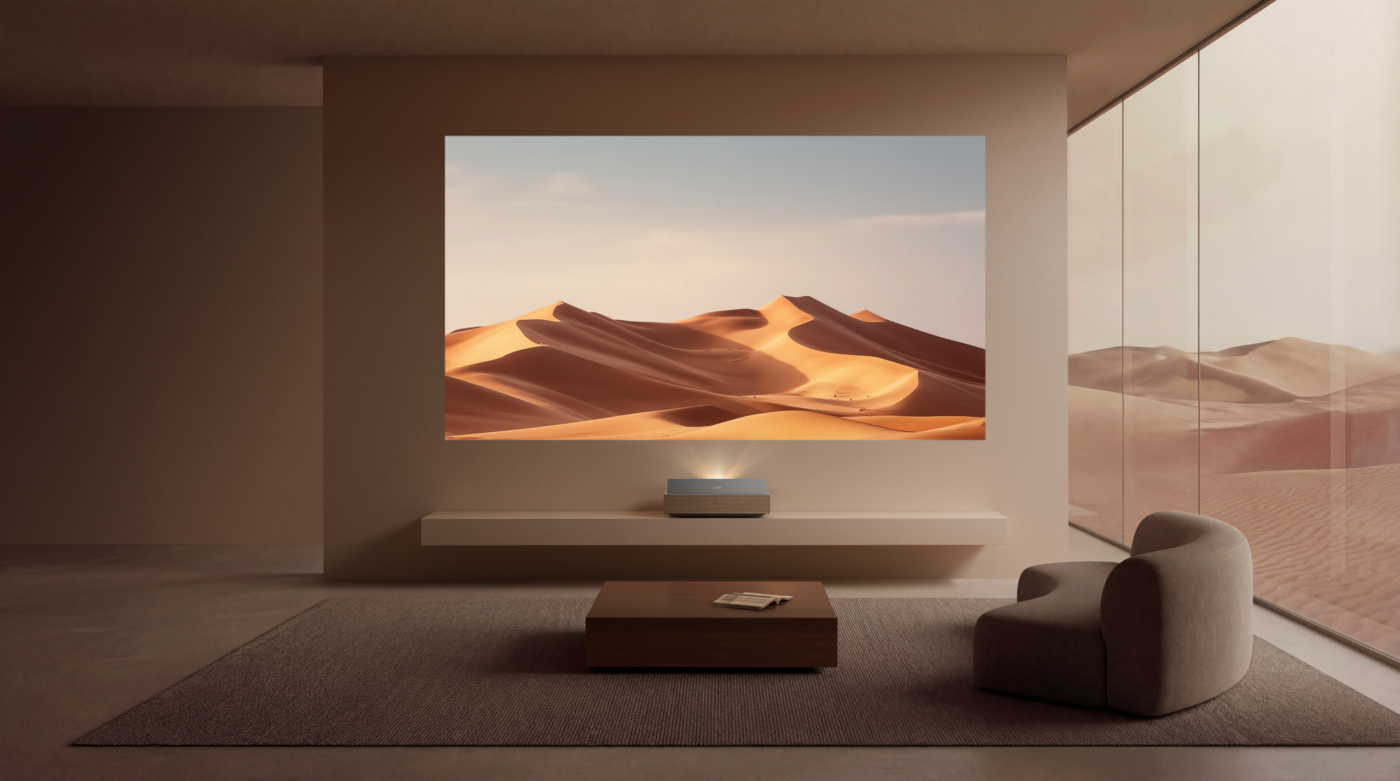 Xgimi Aura 3 Ultrakurzdistanzprojektor in minimalistischem Wohnzimmer projiziert 120-Zoll-Wüstenbild