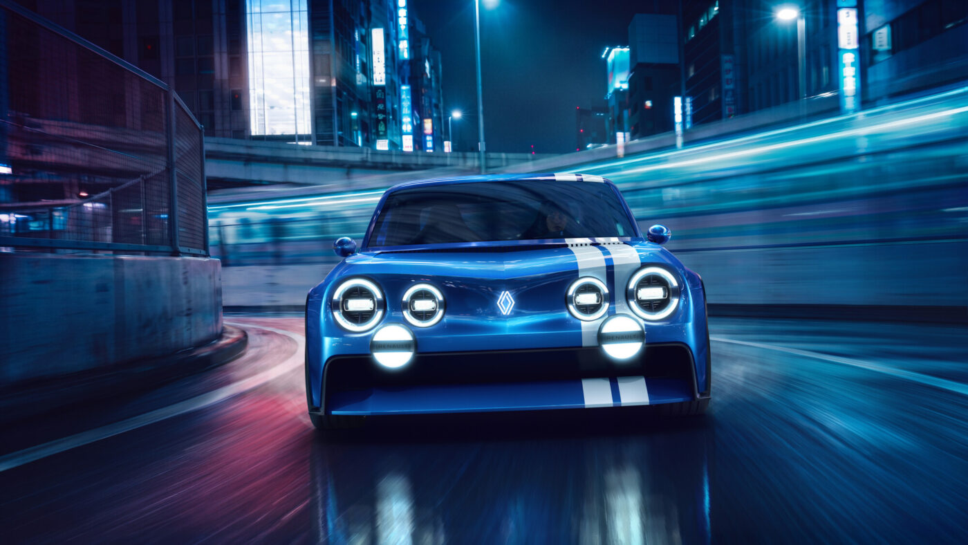 Renault 8 Gordini Concept frontal bei Nacht – blau mit weißen Doppelstreifen und sechs LED-Scheinwerfern