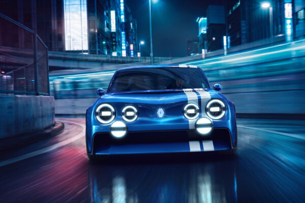 Renault 8 Gordini Concept frontal bei Nacht – blau mit weißen Doppelstreifen und sechs LED-Scheinwerfern