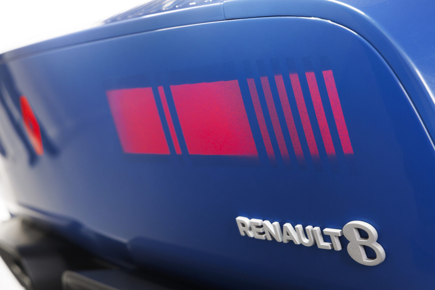 Blaue Flanke des Renault 8 Gordini Concept mit rotem Streifendekor und silbernem „RENAULT 8"-Schriftzug