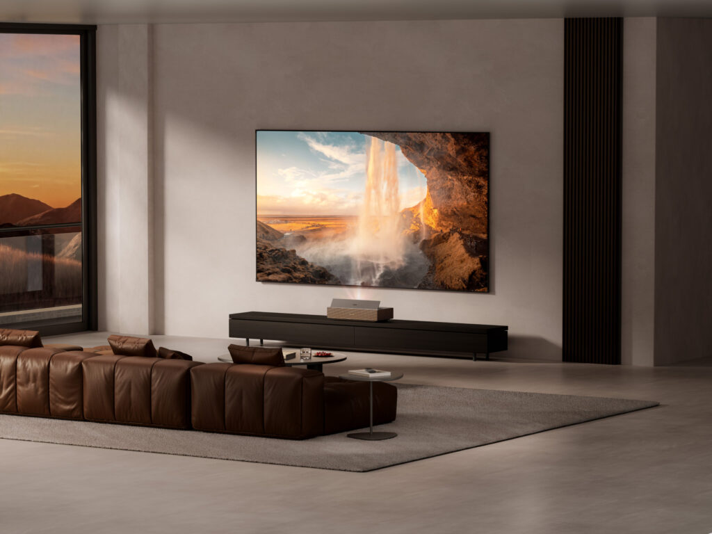 Xgimi Aura 3 Ultrakurzdistanzprojektor auf TV-Board projiziert 120-Zoll-4K-Bild in minimalistischem Wohnzimmer